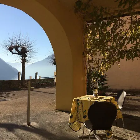 Casa Con Splendida Vista Sul Lago Di Como, Con Patio E Balconi