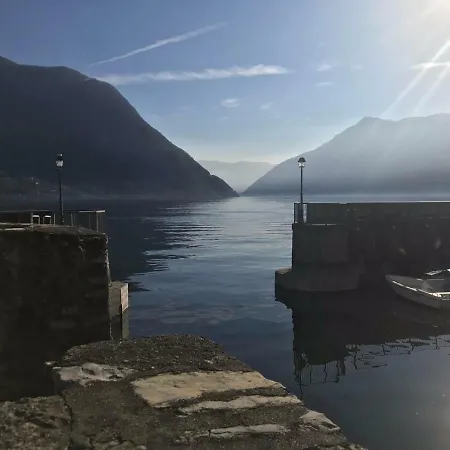 Casa Con Splendida Vista Sul Lago Di Como, Con Patio E Balconi * Sala Comacina